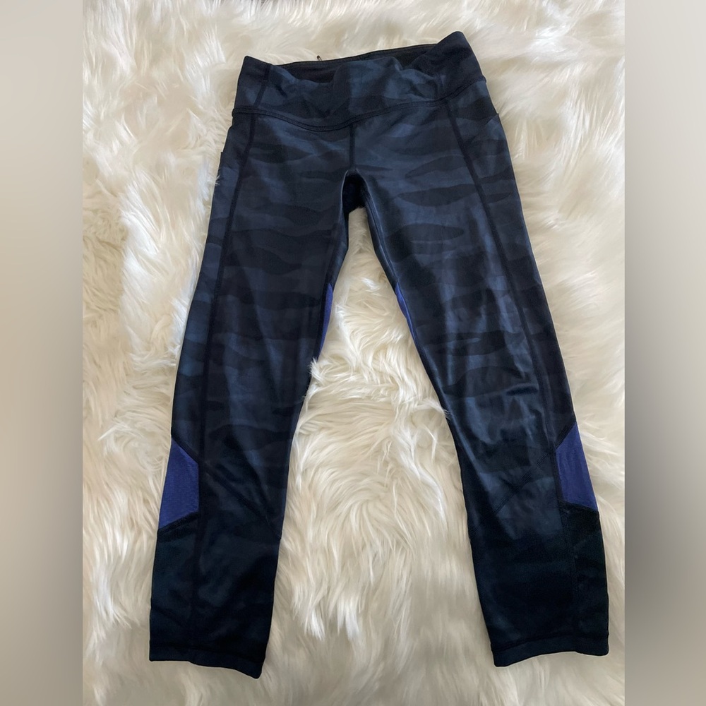 Lululemon Athletica Navy Black Camo Mesh Inset crop capri Leggings